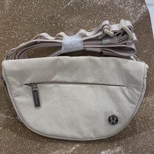 LULULEMON ALL NIGHT MICRO FESTIVAL BAG *zip top* in BEAUTIFUL CREAMY WHI…